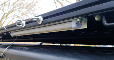 Light bar on roof platform 