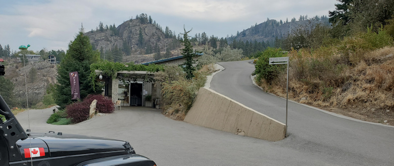 Pentâge Winery and driveway 